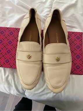 Tory Burch Cream Leather Ballet Driving Loafers with Gold Logo